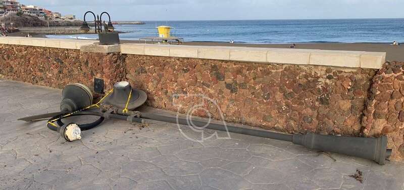 Farola ya desmontada por los bomberos/TA.